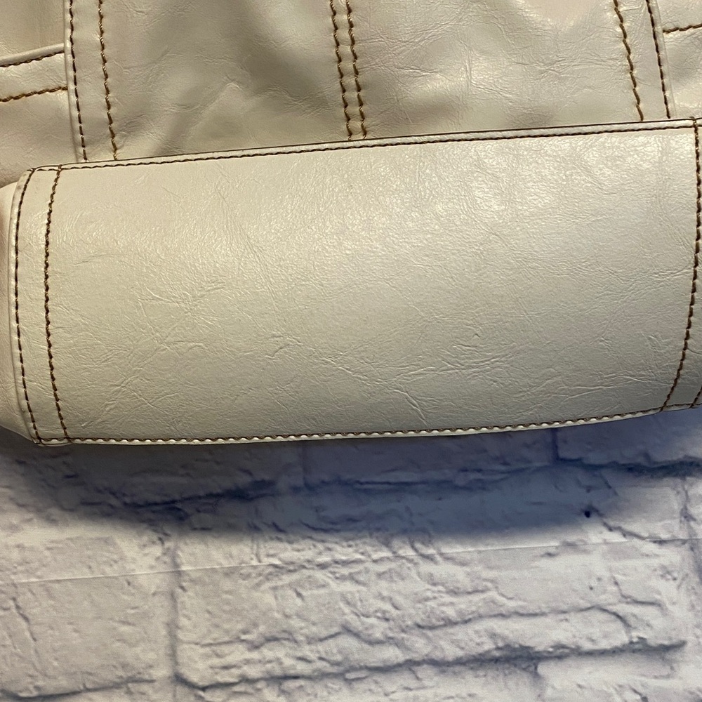 Relic Cream Shoulder Bag - Picture 4 of 9